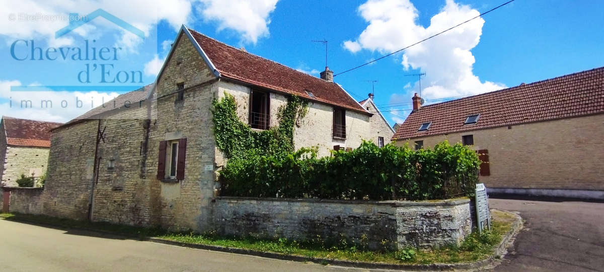 Maison à PACY-SUR-ARMANCON