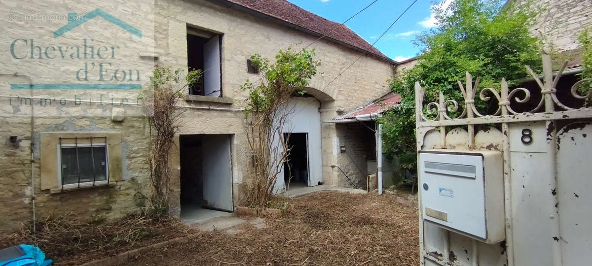 Maison à PACY-SUR-ARMANCON