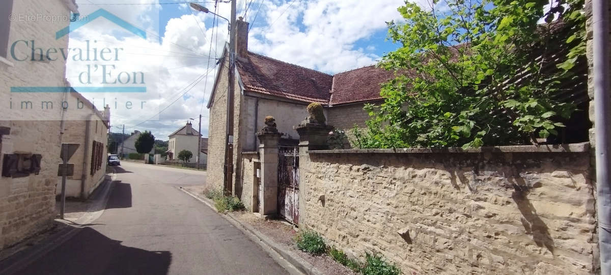 Maison à PACY-SUR-ARMANCON