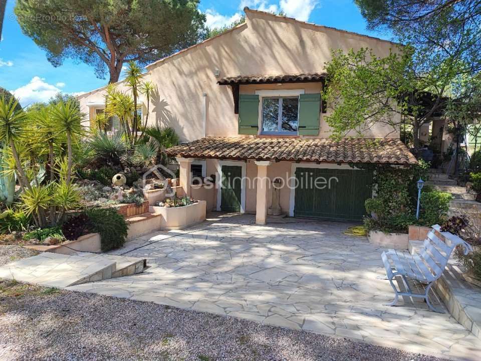 Maison à ROQUEBRUNE-SUR-ARGENS