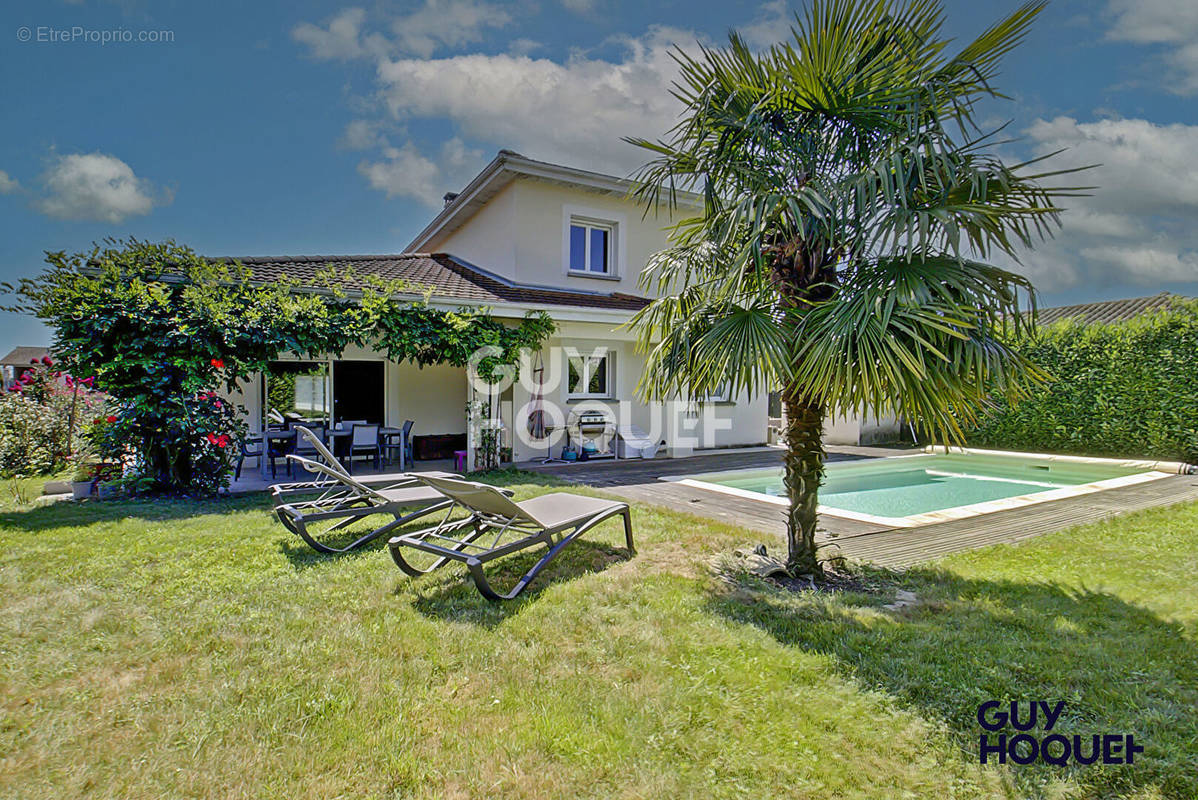 Maison à SAINT-DENIS-LES-BOURG