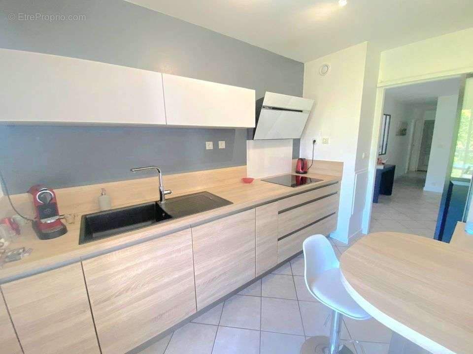 T4 transformé en T3 75m²/ Balcons / Cave / 13010 - Appartement à MARSEILLE-10E