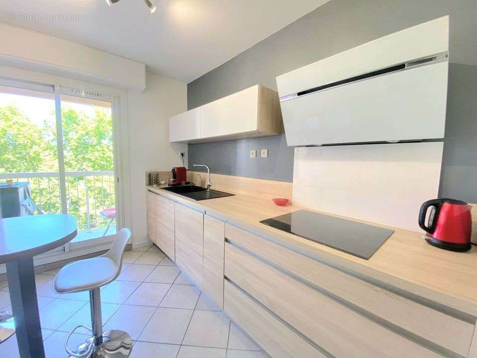 T4 transformé en T3 75m²/ Balcons / Cave / 13010 - Appartement à MARSEILLE-10E