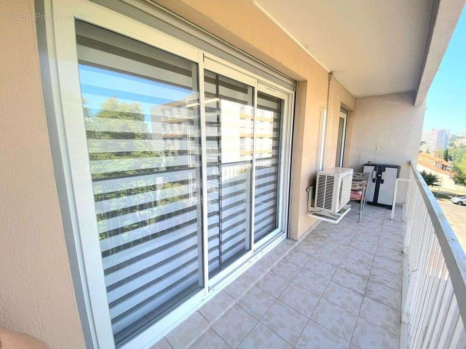 T4 transformé en T3 75m²/ Balcons / Cave / 13010 - Appartement à MARSEILLE-10E