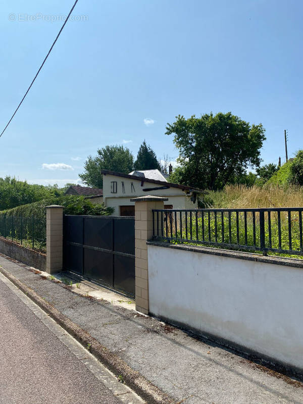 Terrain à MAIGNELAY-MONTIGNY