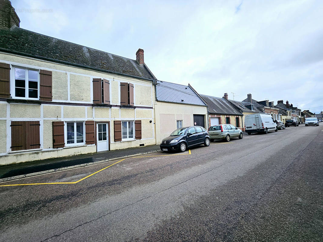 Maison à MAIGNELAY-MONTIGNY