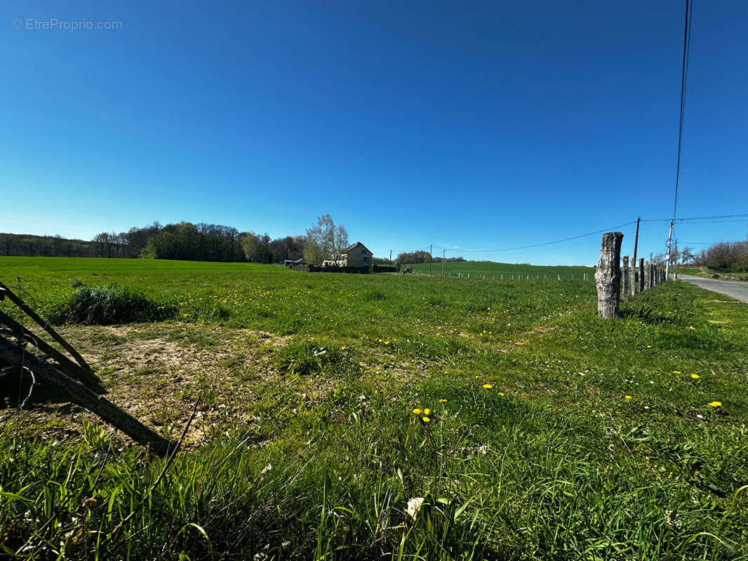 Terrain à MEILHARDS