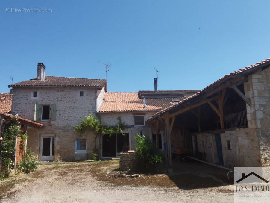 Maison à CHASSENEUIL-SUR-BONNIEURE