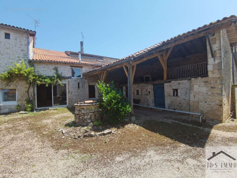 Maison à CHASSENEUIL-SUR-BONNIEURE