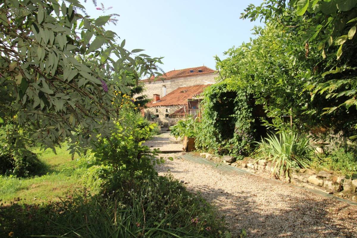 Maison à LA CAILLERE-SAINT-HILAIRE