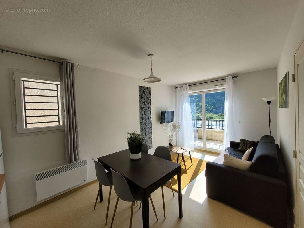 Appartement à AVENE