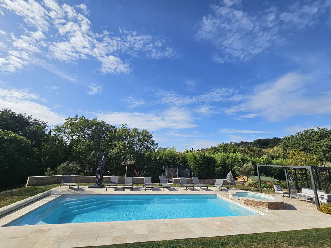 Maison à CHATEAUNEUF-GRASSE