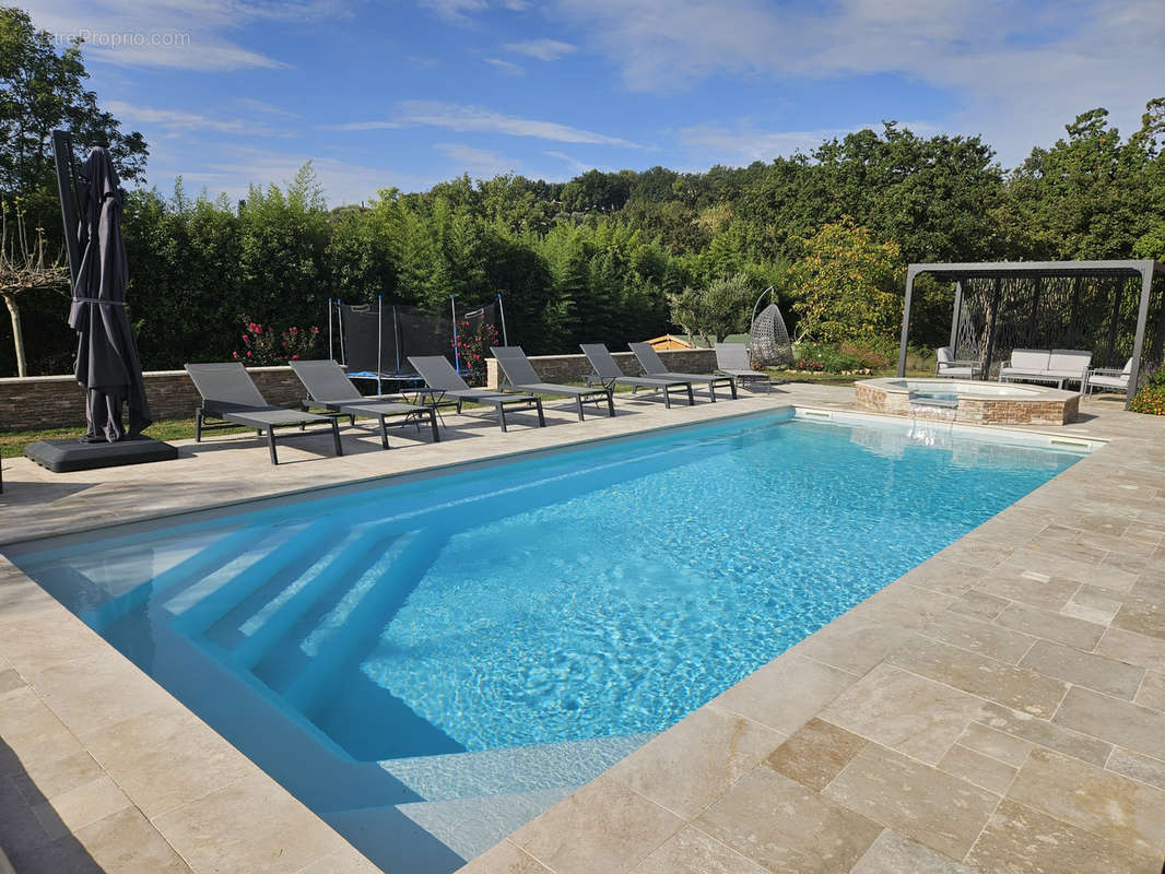 Maison à CHATEAUNEUF-GRASSE