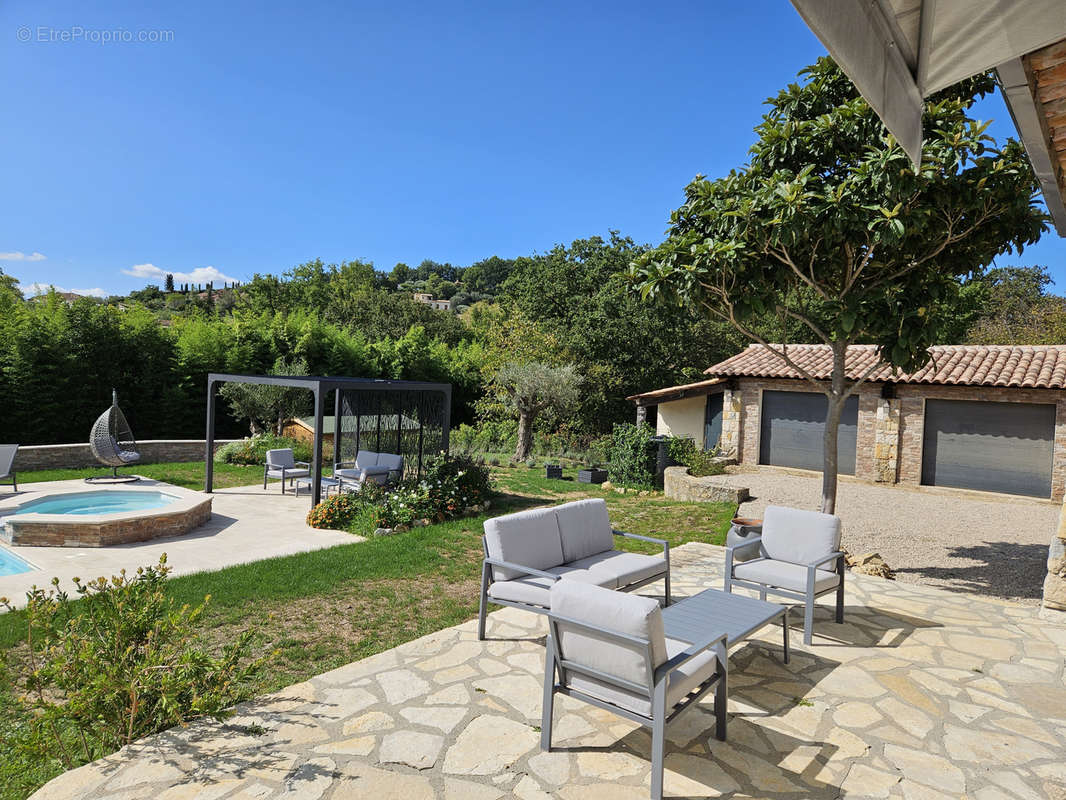 Maison à CHATEAUNEUF-GRASSE