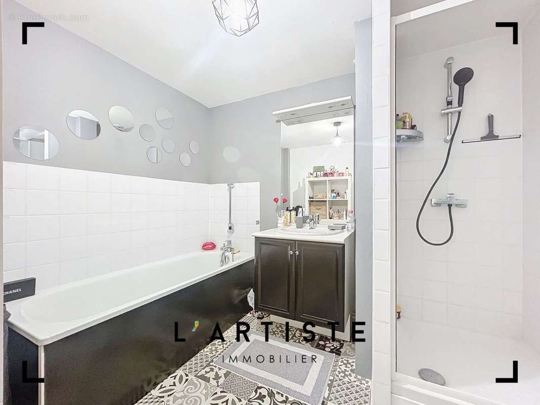 Salle de bain + douche - Appartement à ELBEUF