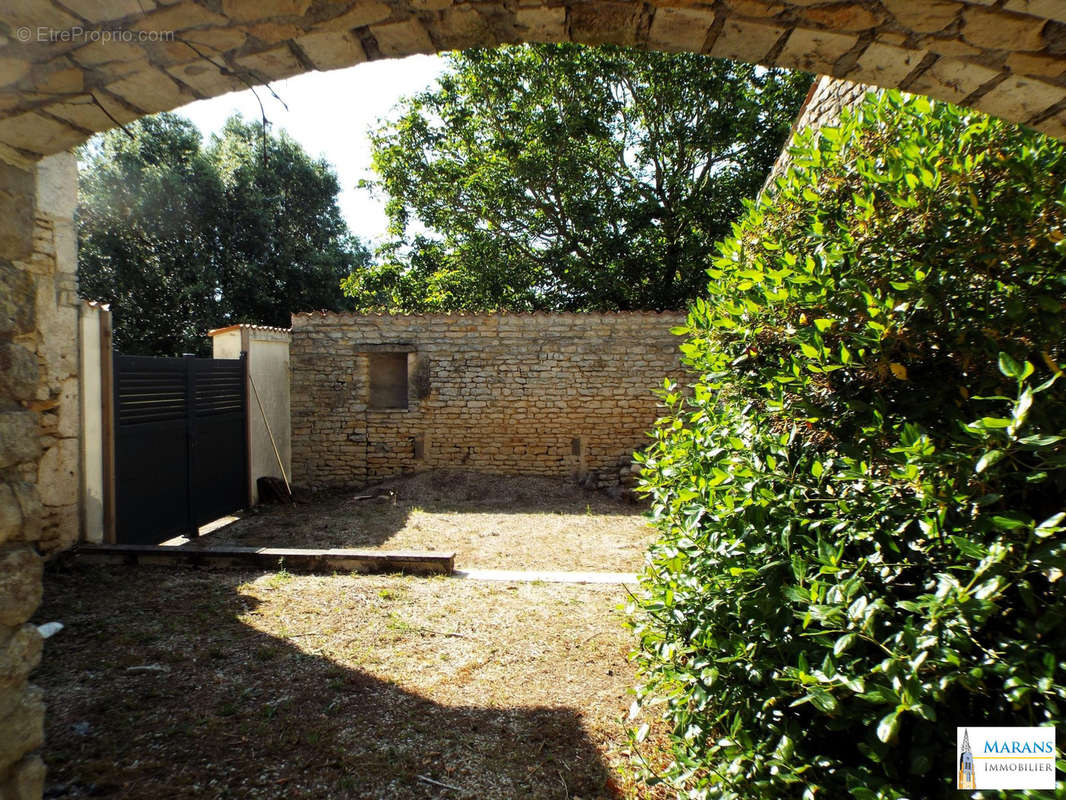 Entrée parking N°3 - Maison à VOUILLE-LES-MARAIS