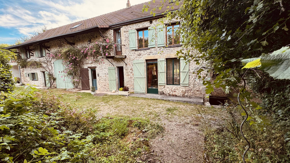 Maison à QUARRE-LES-TOMBES