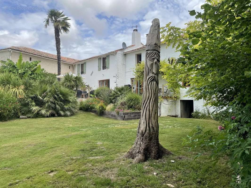 Maison à CHEF-BOUTONNE