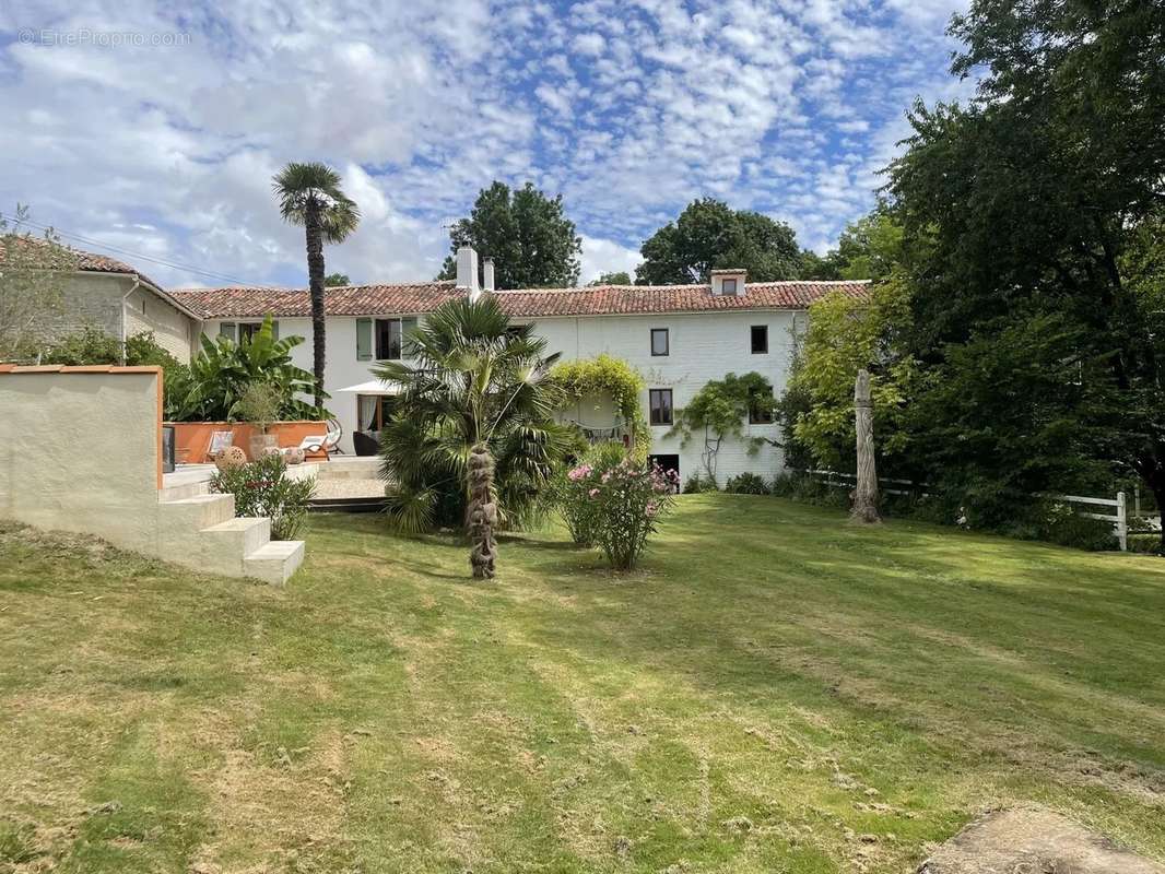 Maison à CHEF-BOUTONNE