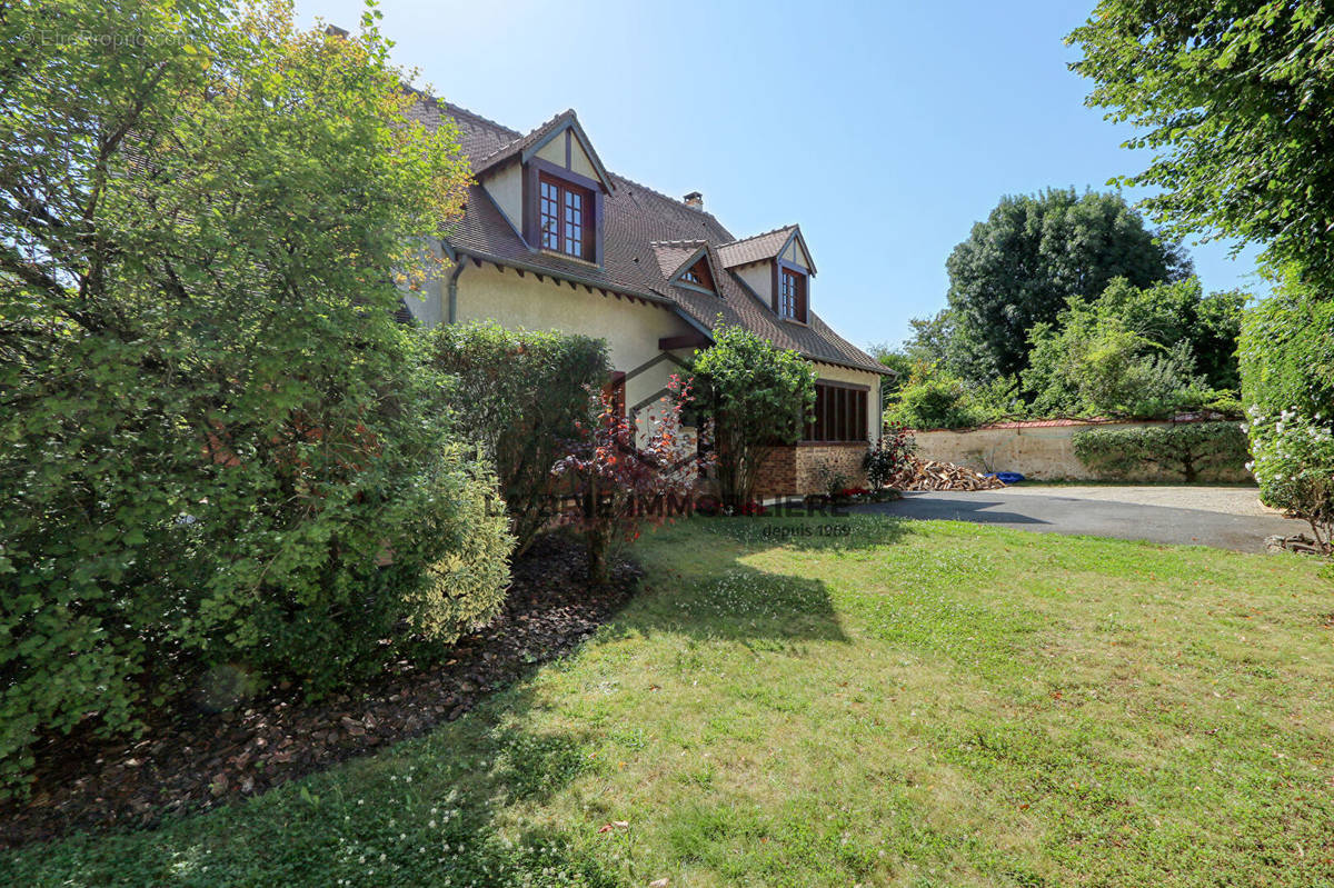 Maison à MANDRES-LES-ROSES