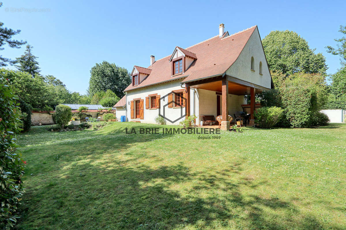 Maison à MANDRES-LES-ROSES