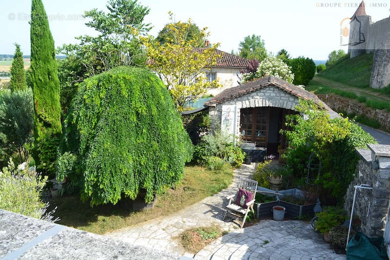 Maison à VILLEBOIS-LAVALETTE