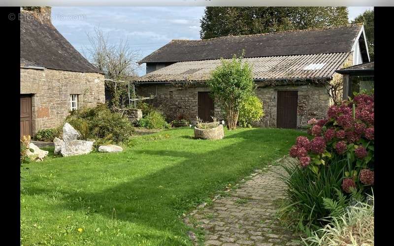 Maison à TREGOUREZ