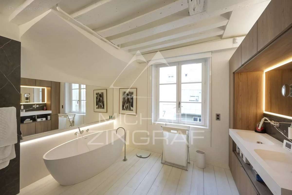 Appartement à PARIS-8E