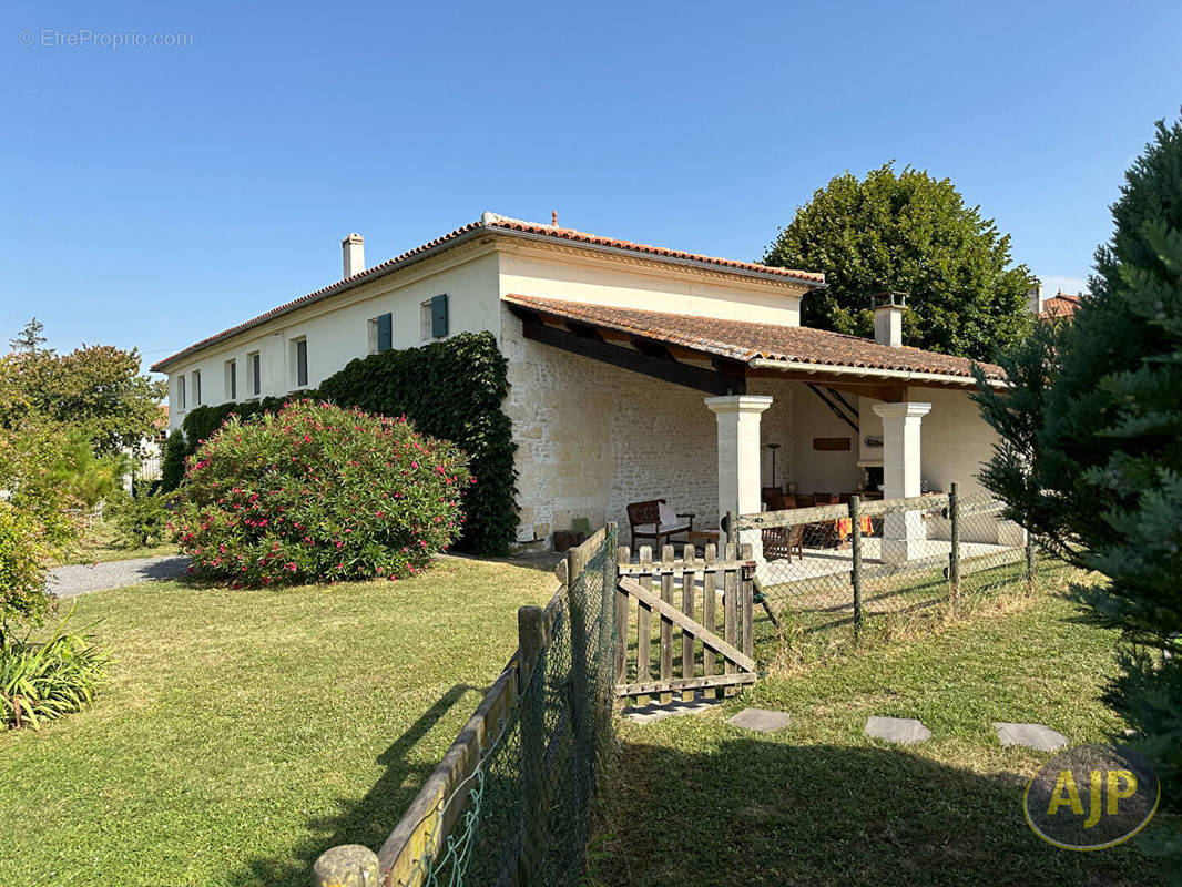 Maison à JARNAC-CHAMPAGNE