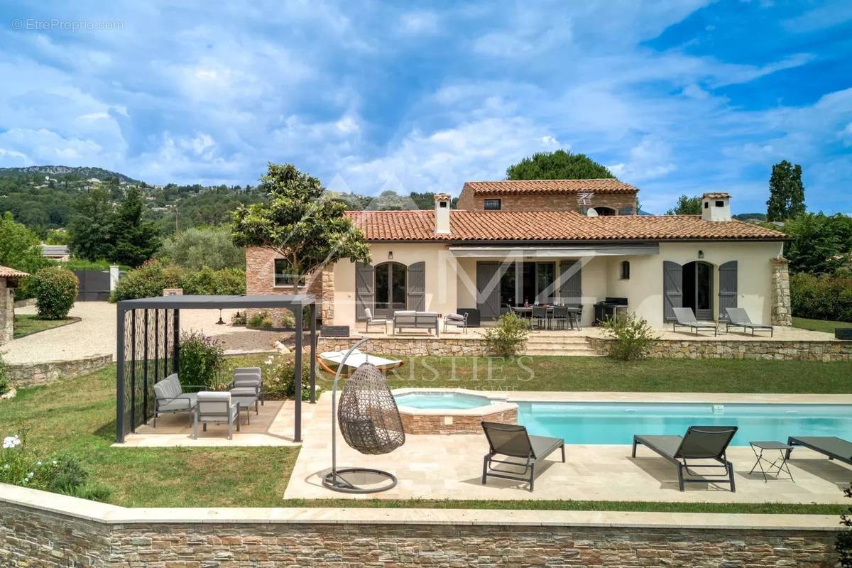 Maison à CHATEAUNEUF-GRASSE