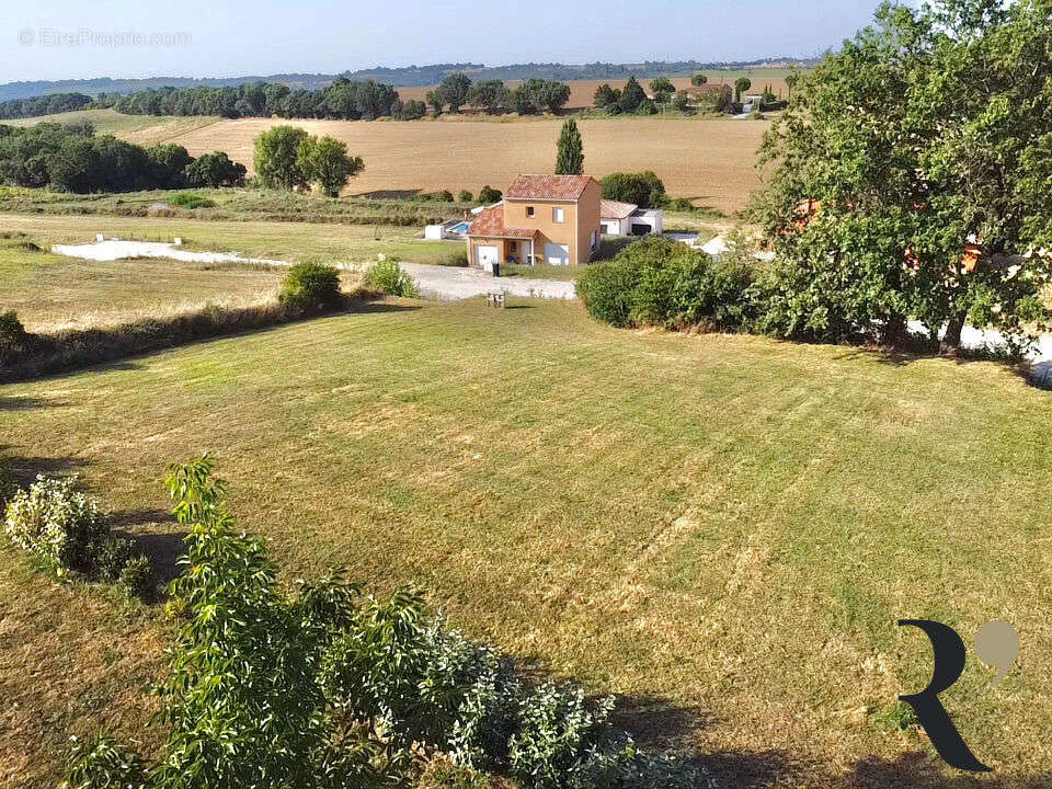 Terrain à SAINT-PIERRE-DE-LAGES