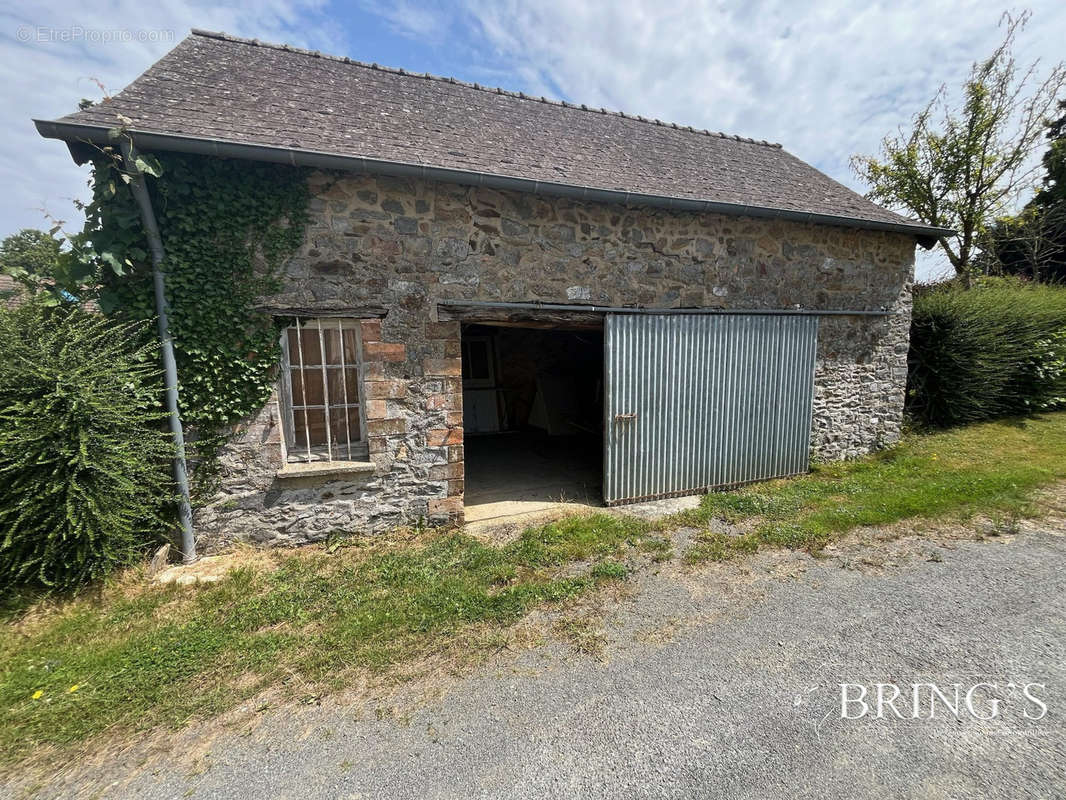 Garage - Maison à MESLAY-DU-MAINE