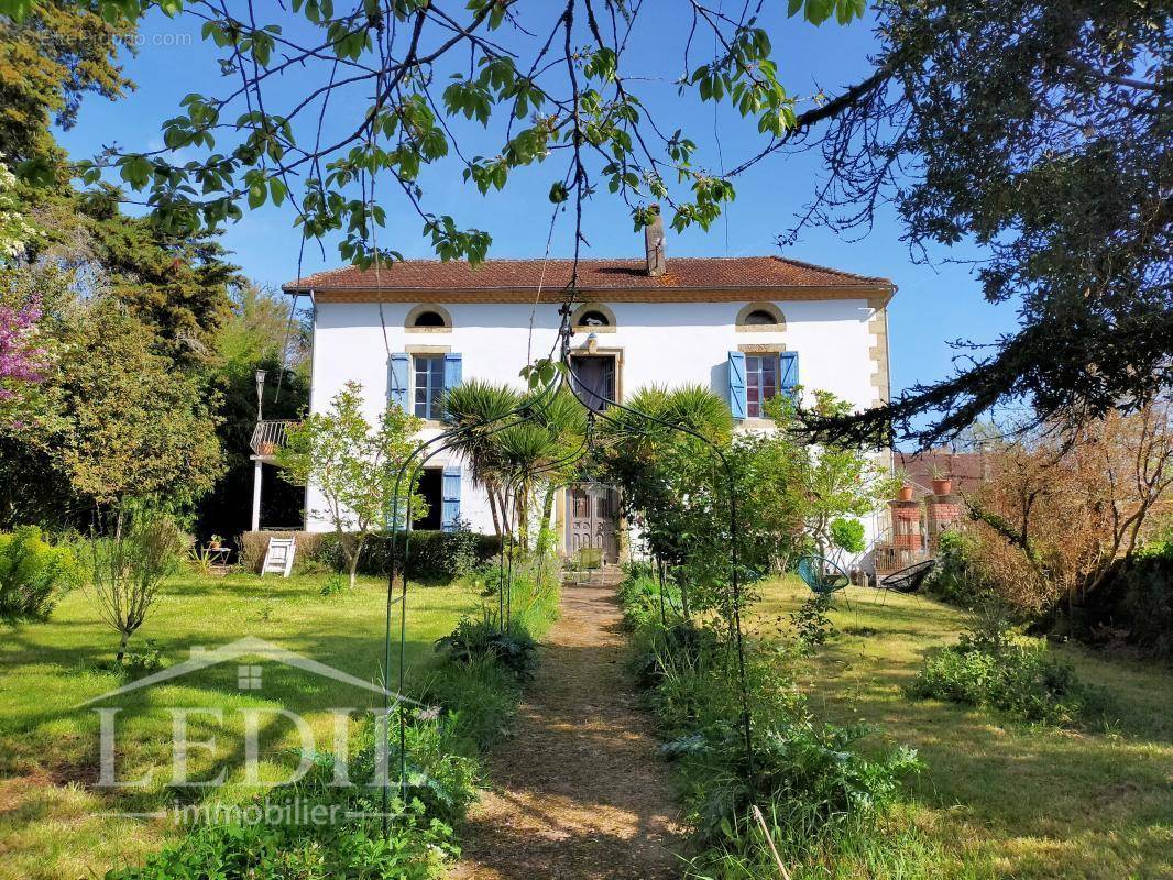 Maison à VIC-FEZENSAC