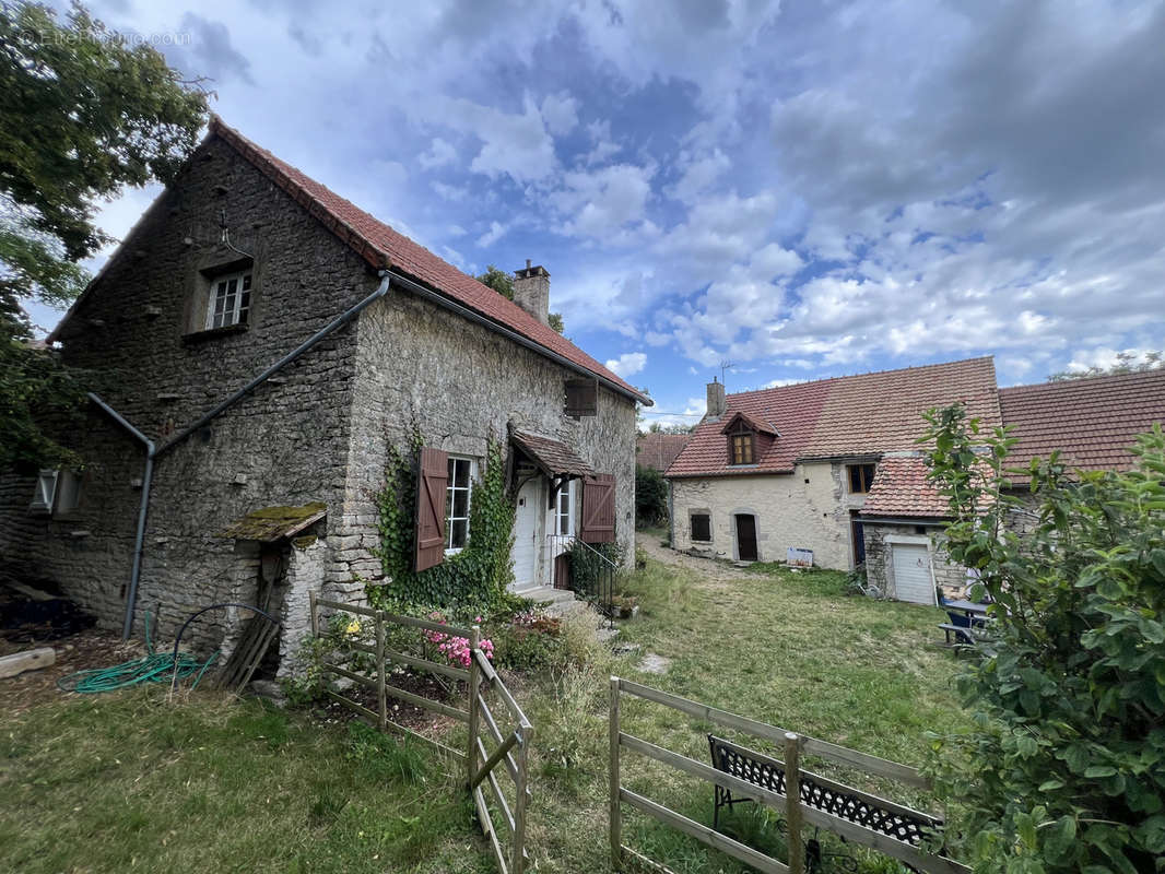 Maison à MONTCEAU-ET-ECHARNANT