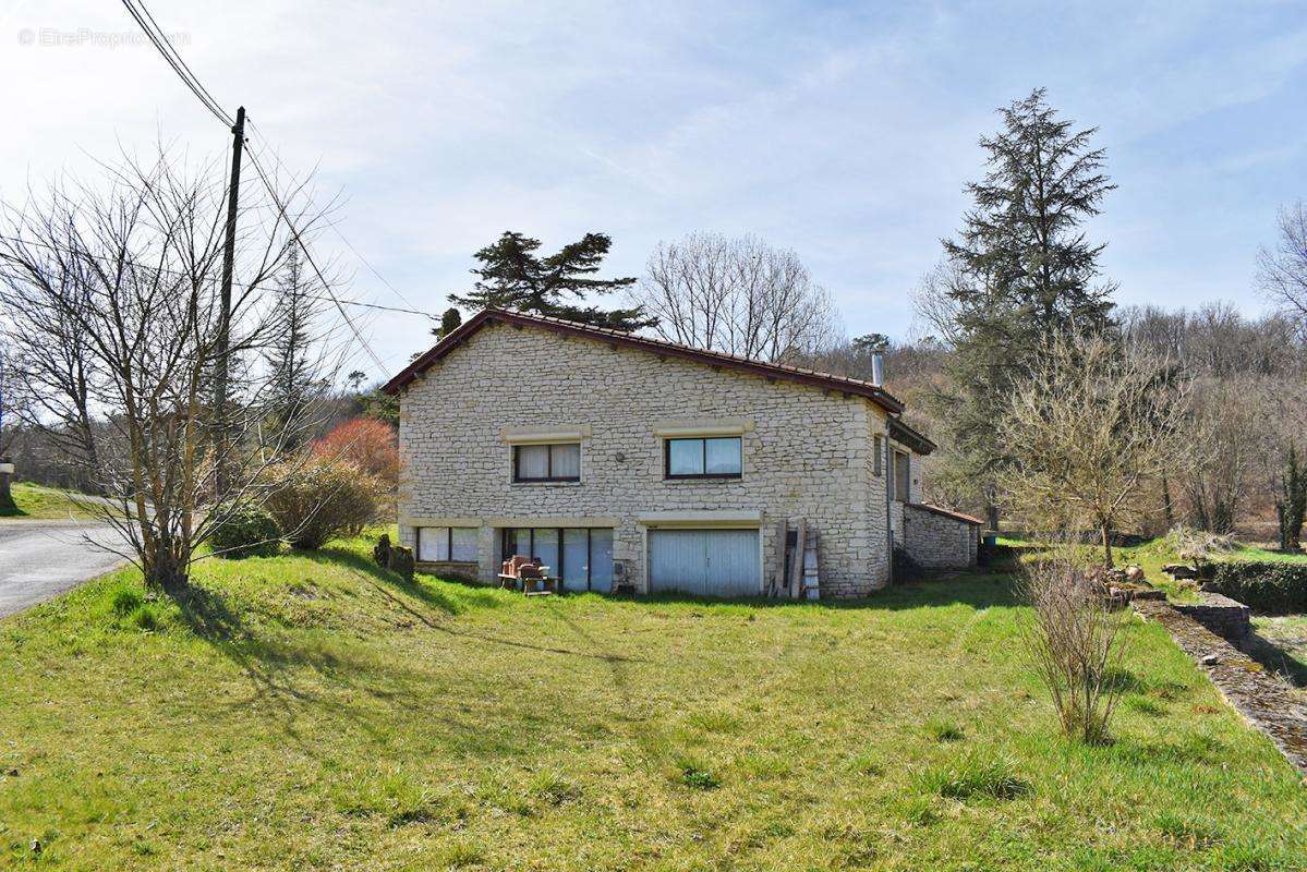 Maison à SAINT-GENIES