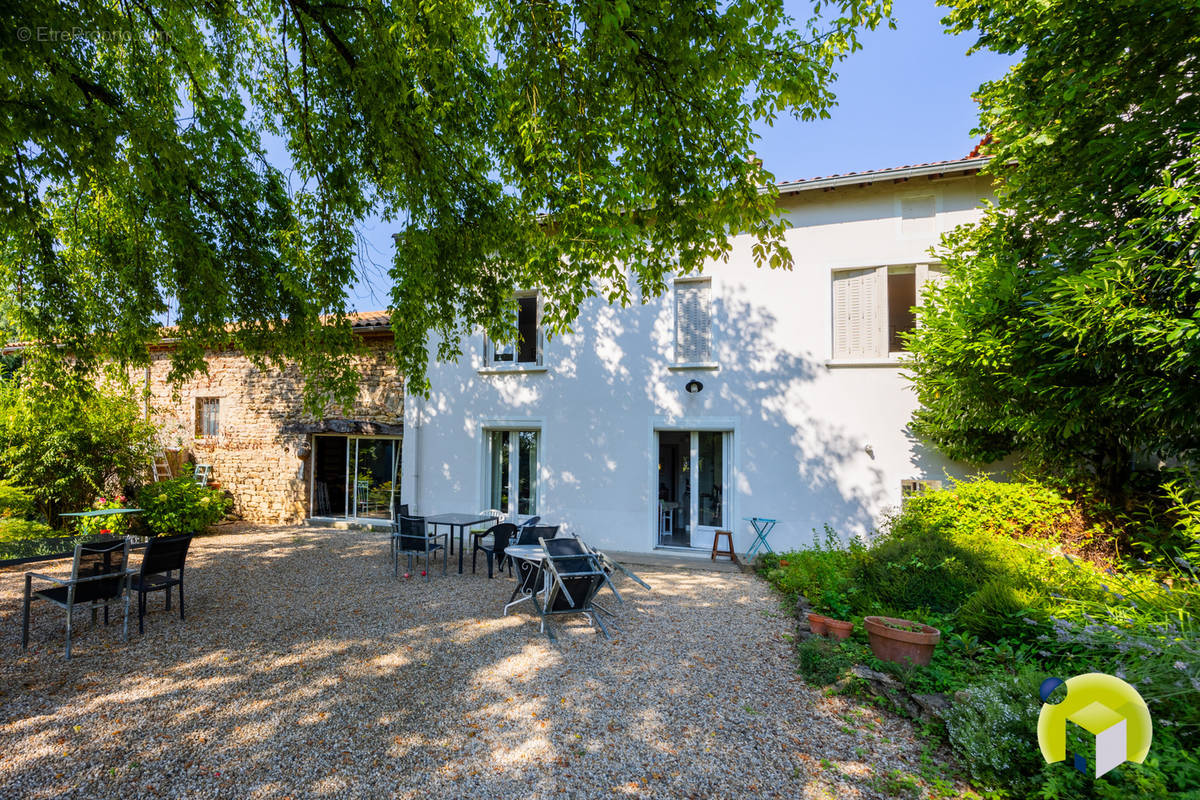 Maison à VARENNES-LES-MACON