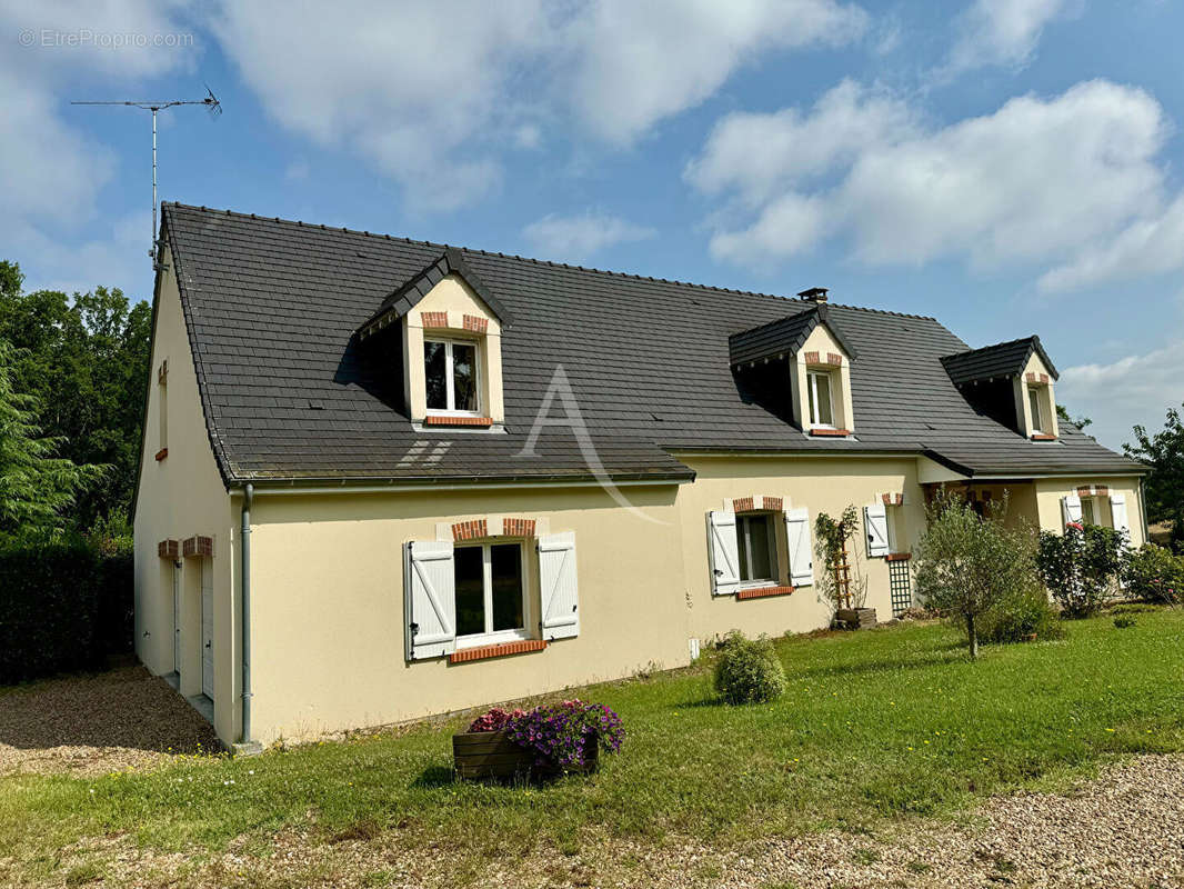 Maison à LA CHAPELLE-MONTMARTIN