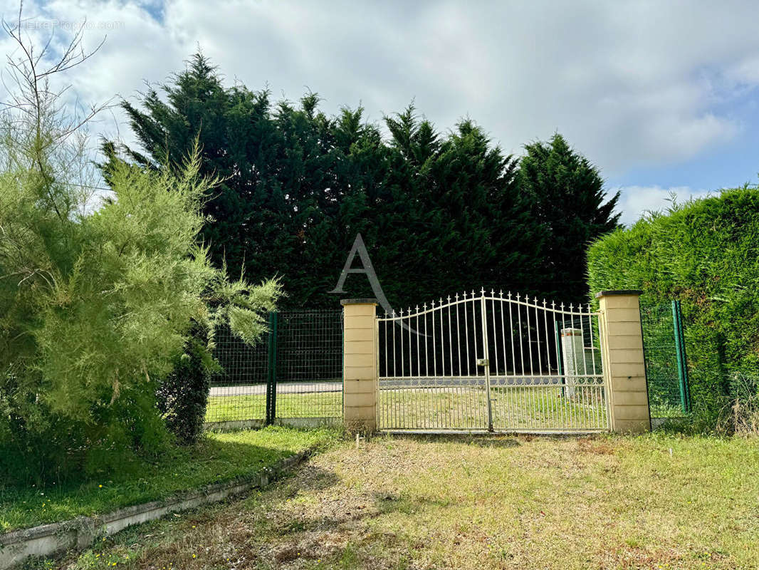 Maison à LA CHAPELLE-MONTMARTIN