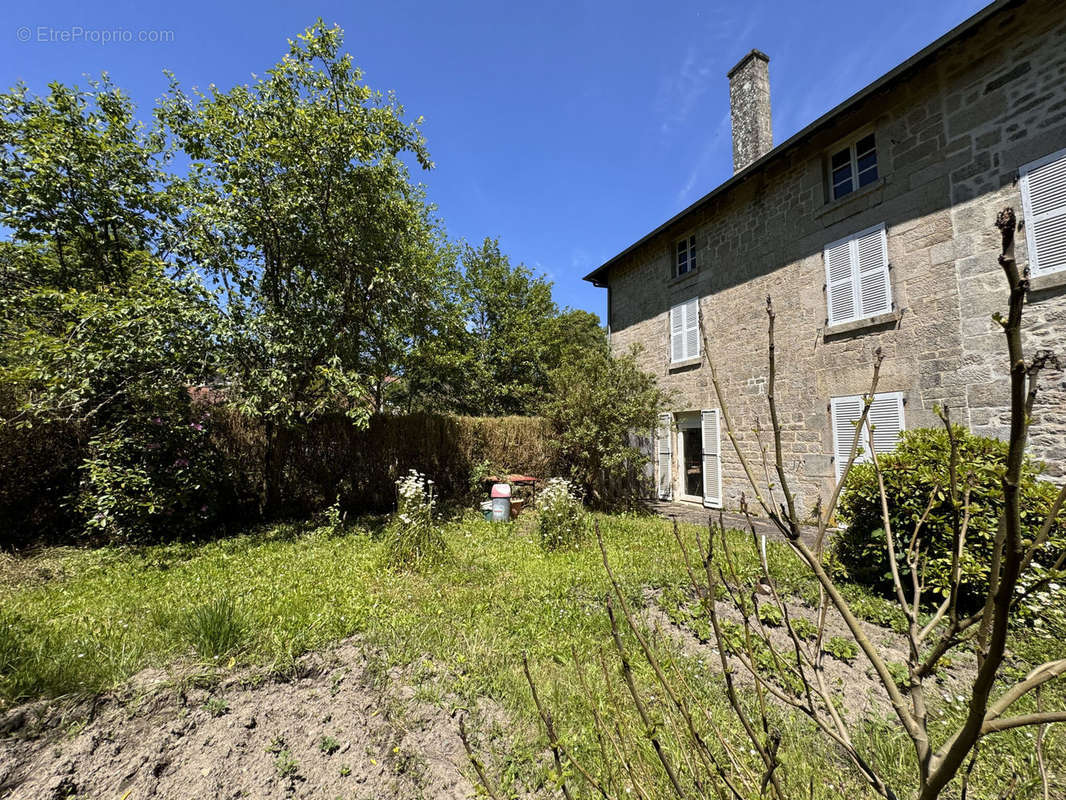 Maison à EYMOUTIERS