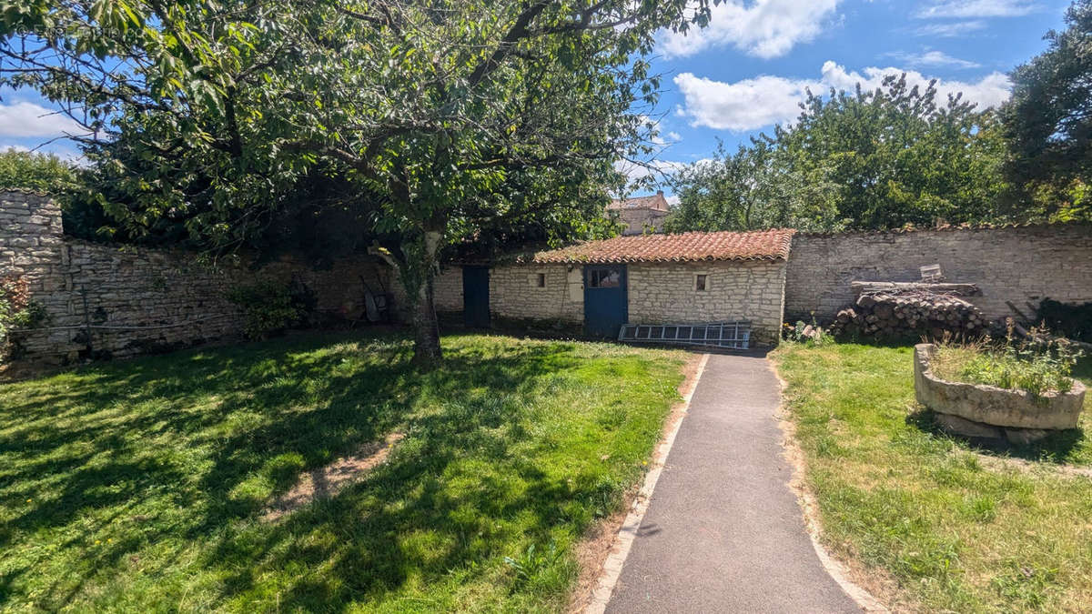 Maison à FRONTENAY-ROHAN-ROHAN