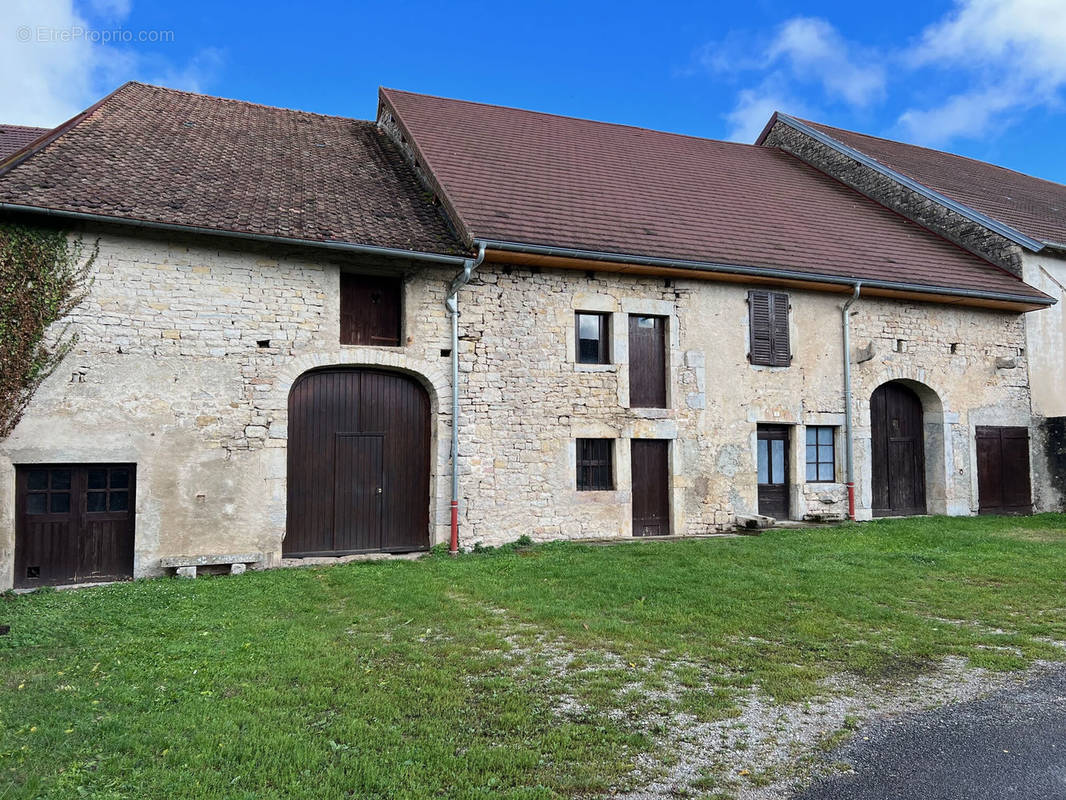 Maison à LA TOUR-DU-MEIX