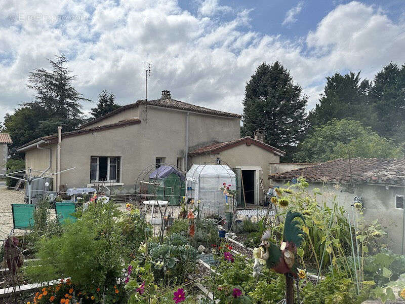 Maison à BARBEZIEUX-SAINT-HILAIRE