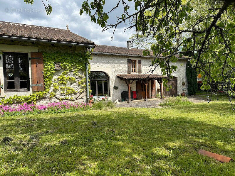 Maison à SALLES-LAVALETTE