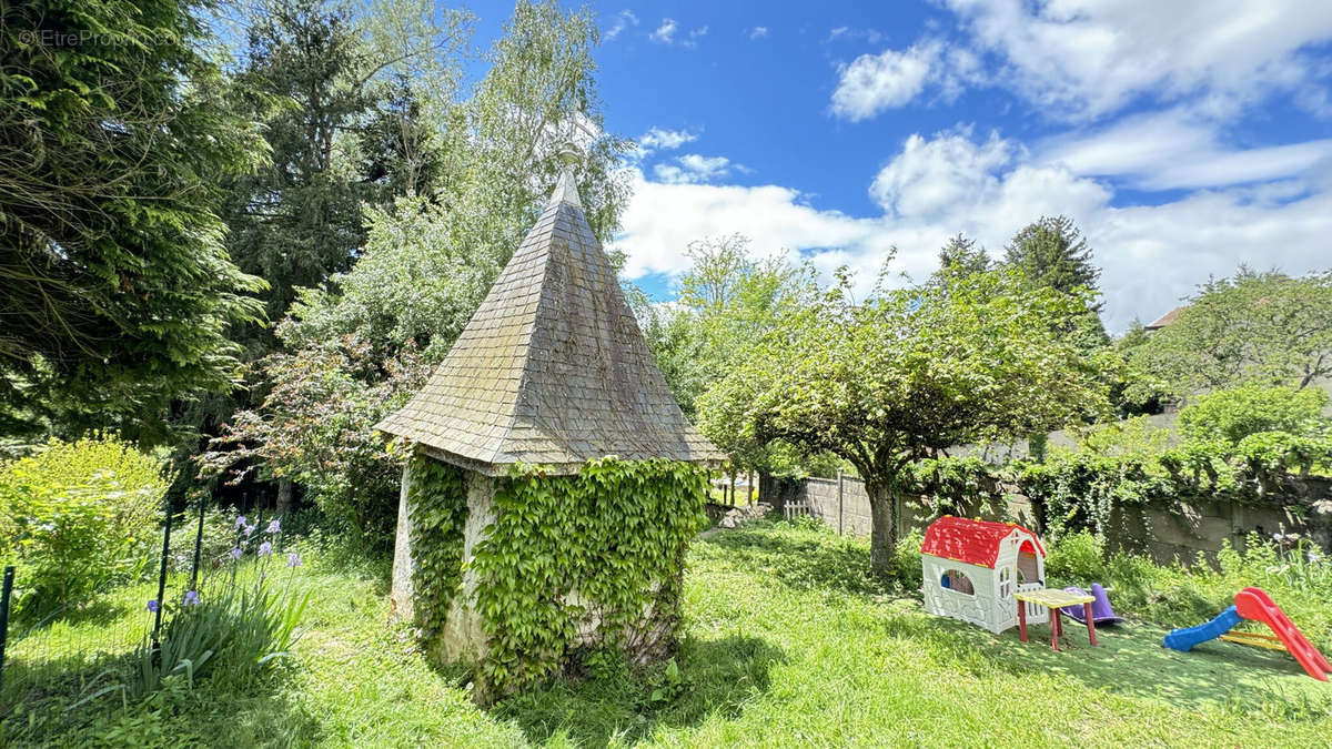 Maison à AMPLEPUIS