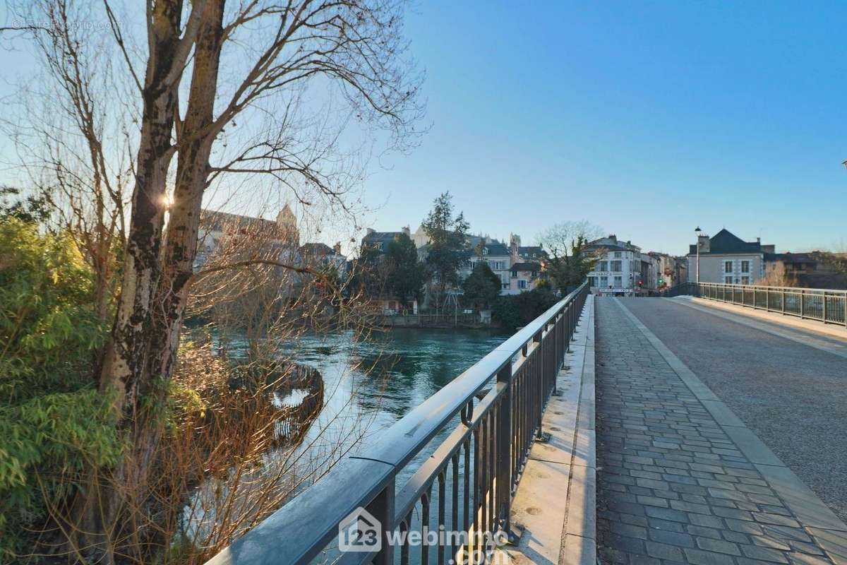 A proximité du pont Joubert et du Clain, - Appartement à POITIERS