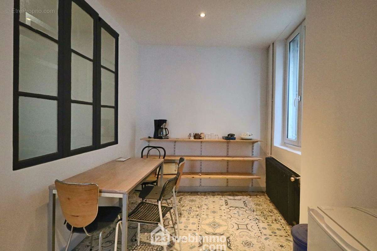 Avec coin cuisine, - Appartement à POITIERS