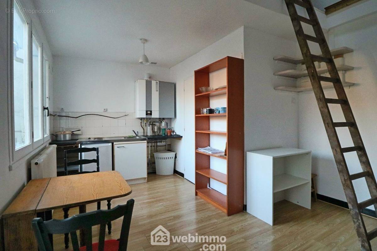 Avec mezzanine de 8 m2 (pour ranger ou dormir), - Appartement à POITIERS