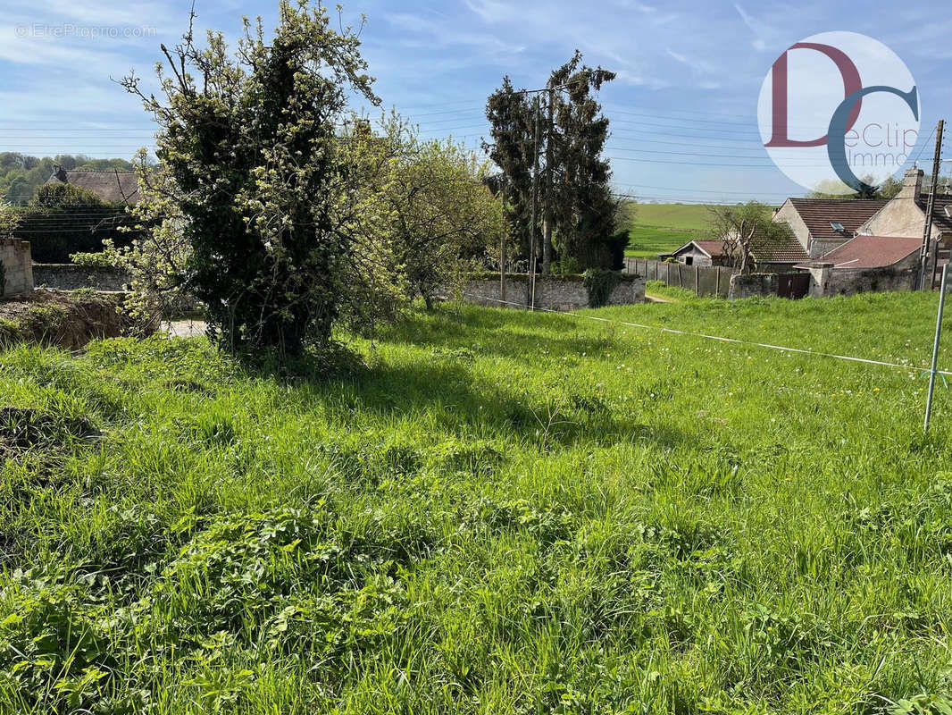 Terrain à VILLENEUVE-SUR-VERBERIE