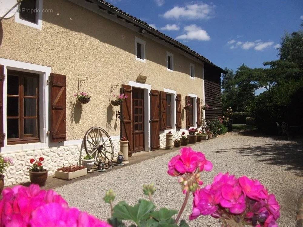 Maison à CLUSSAIS-LA-POMMERAIE