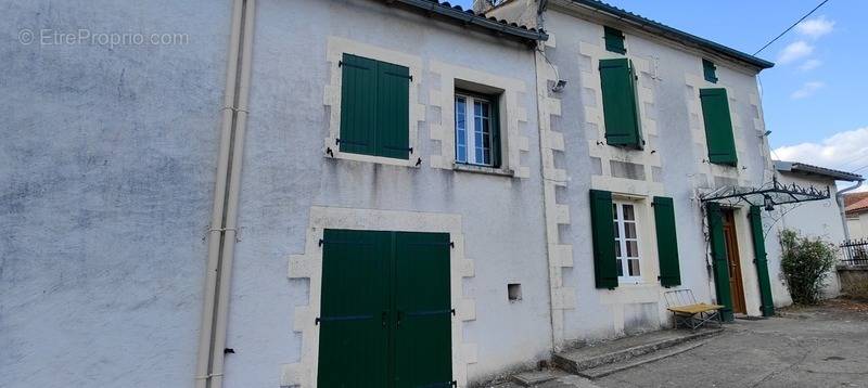 Maison à MONTIGNAC-CHARENTE